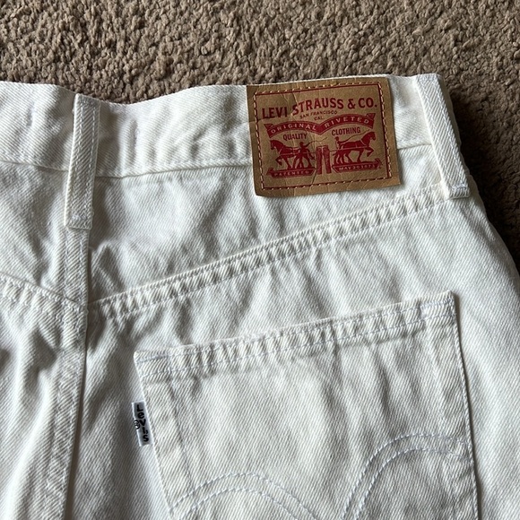 Levi’s High Waisted Mom Short White Distressed - Picture 6 of 8